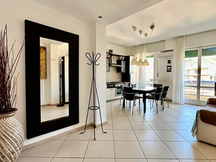 Appartamento trilocale in vendita in Via Emilia, Spotorno