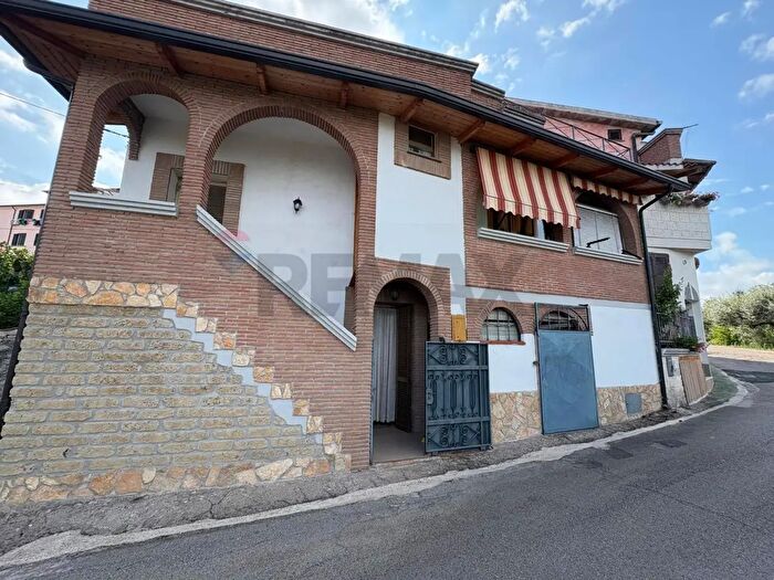 Casa con 5 locali in vendita in Via Chiesa Snc, Sessa Aurunca