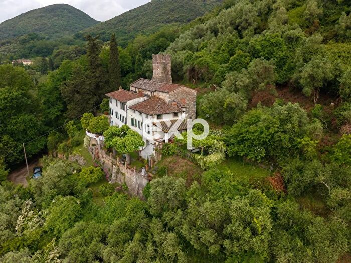 Casa con 9 locali in vendita in Lucca