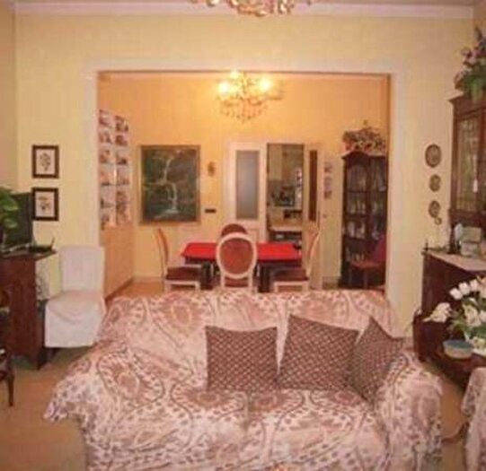 Appartamento con 6 locali in vendita in Reggio Emilia