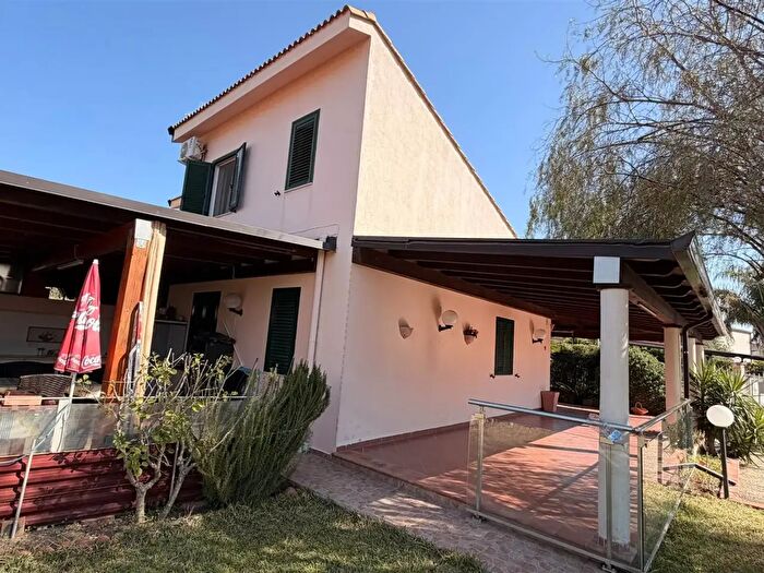 Casa quadrilocale in vendita in Campofelice Di Roccella