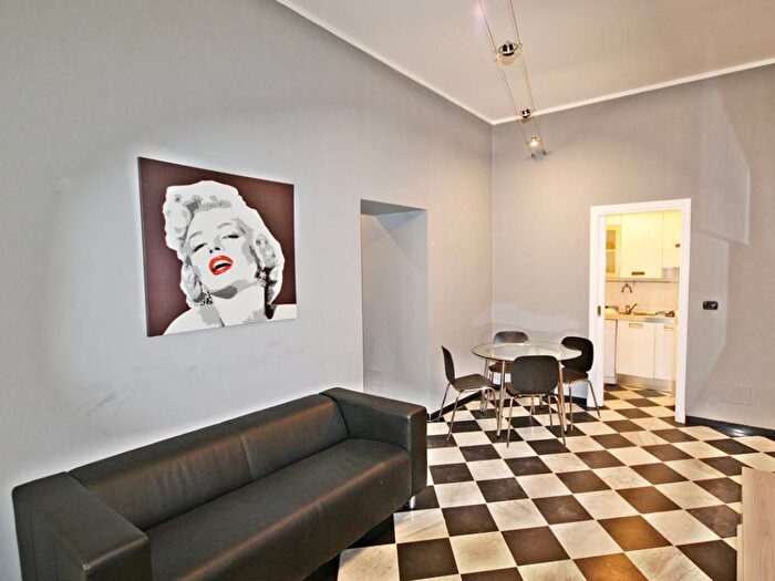 Appartamento trilocale in affitto in Via Rivarola, Centro Storico, Chiavari