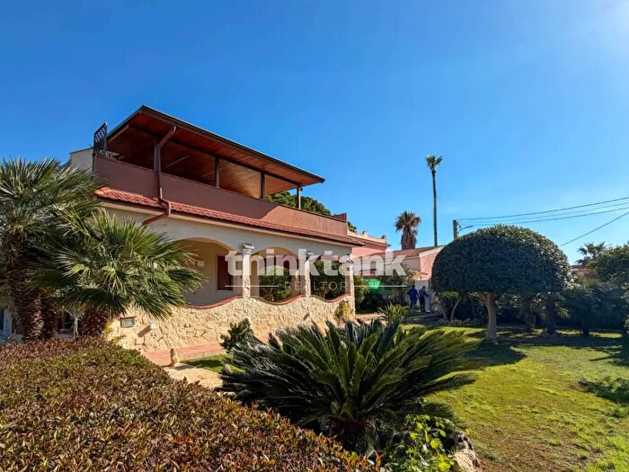 Casa con 9 locali in vendita in Via Chiusa di Carlo, Avola