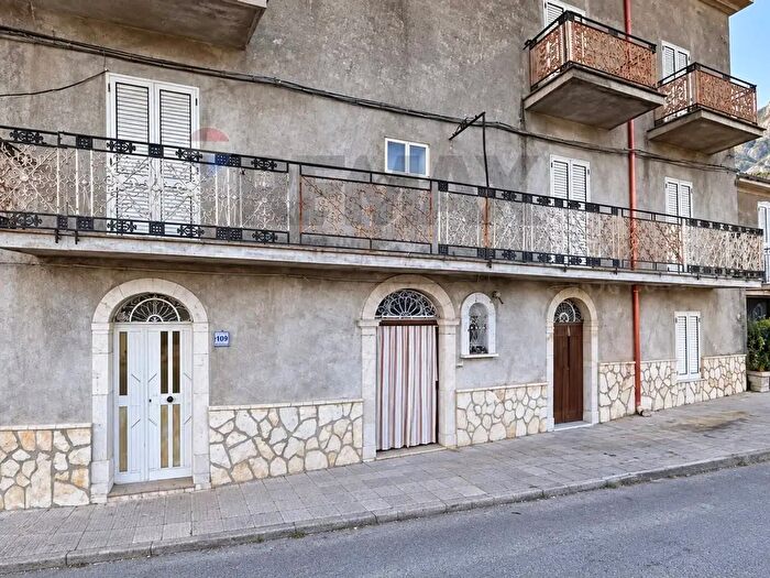 Appartamento bilocale in vendita in Via dei Normanni, San Fratello