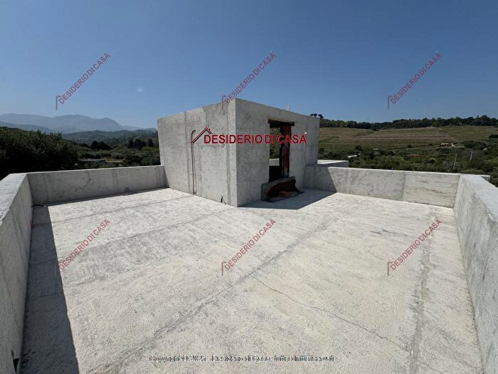 Casa quadrilocale in vendita in Campofelice Di Roccella