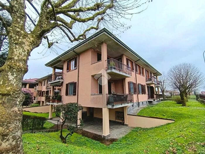 Appartamento trilocale in vendita in Via Scanzi Suor Caterina, Robecco Sul Naviglio