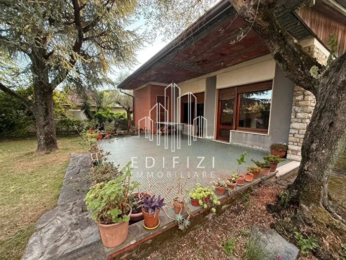 Casa con 8 locali in vendita in Massa