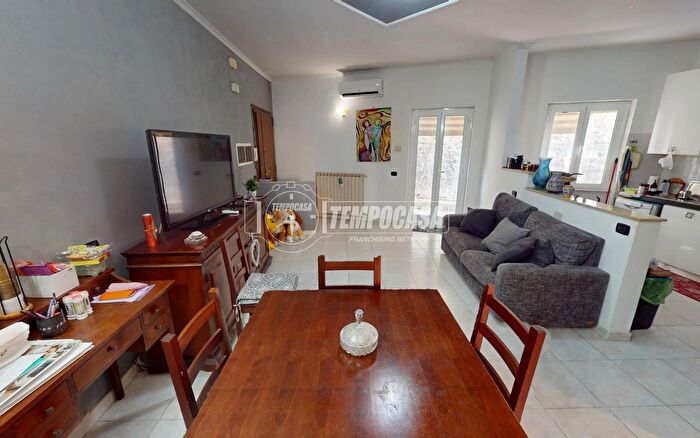 Appartamento quadrilocale in vendita in Via Gattinara, Roma