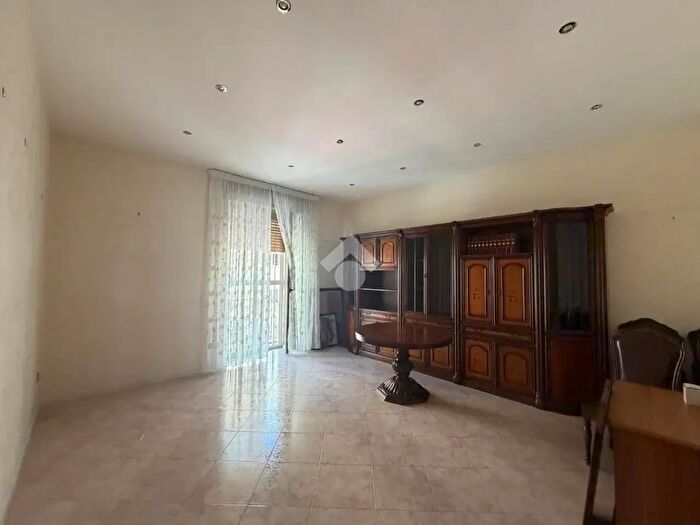 Appartamento trilocale in affitto in Via Lazio, Napoli