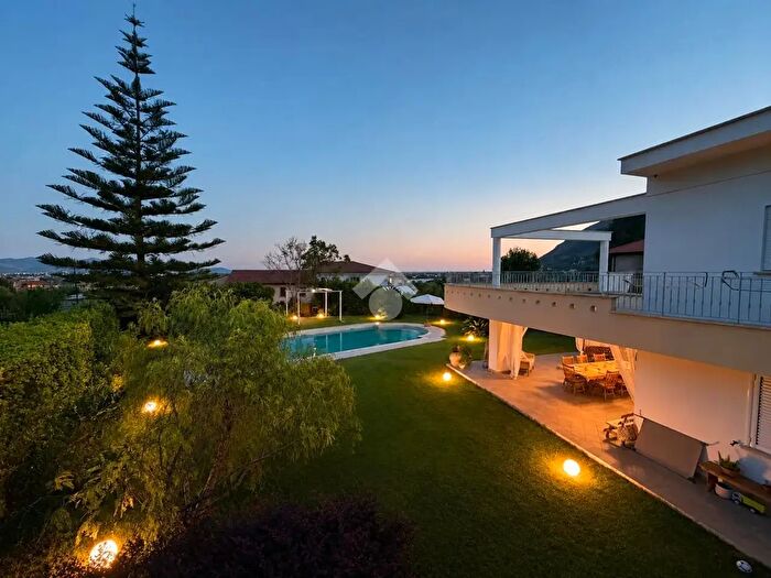 Casa con 7 locali in vendita in Villa Via Colle Troiano, Fondi