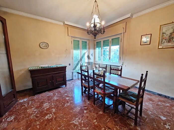 Casa con 9 locali in vendita in Viale Lazzaro Papi, Lucca