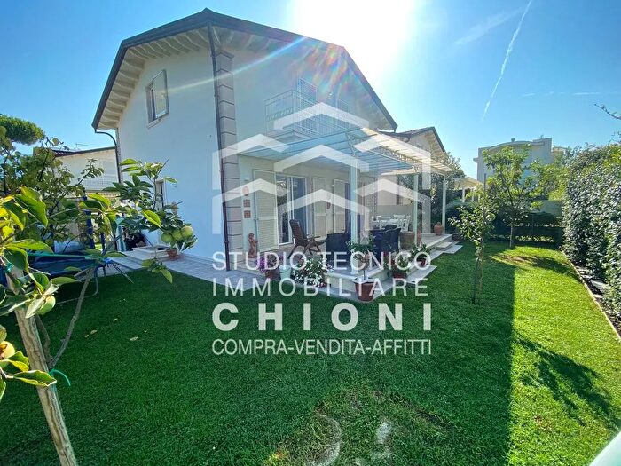 Casa con 8 locali in vendita in Montignoso