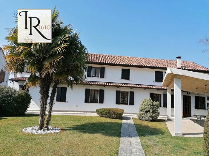 Casa con 7 locali in vendita in Giacciano Con Baruchella