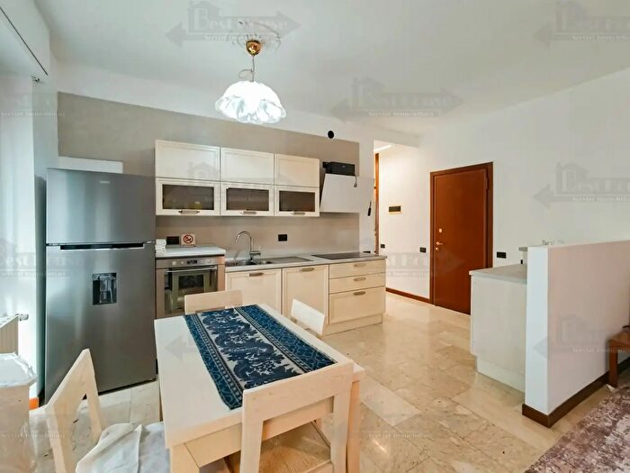 Appartamento quadrilocale in affitto in Via Ronchi, Milano