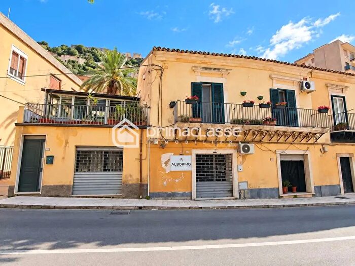 Casa con 8 locali in vendita in Modica