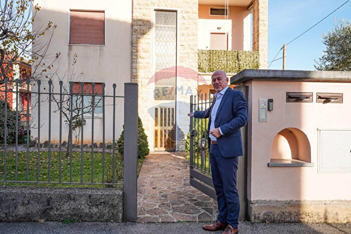 Casa con 8 locali in vendita in Via Monsignor Piazzoli, Alzano Lombardo