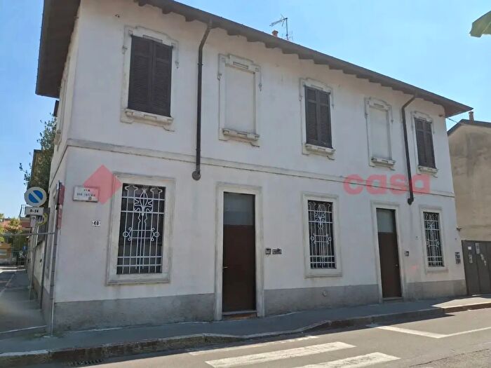 Casa con 5 locali in vendita in Via Ugo Foscolo, Legnano
