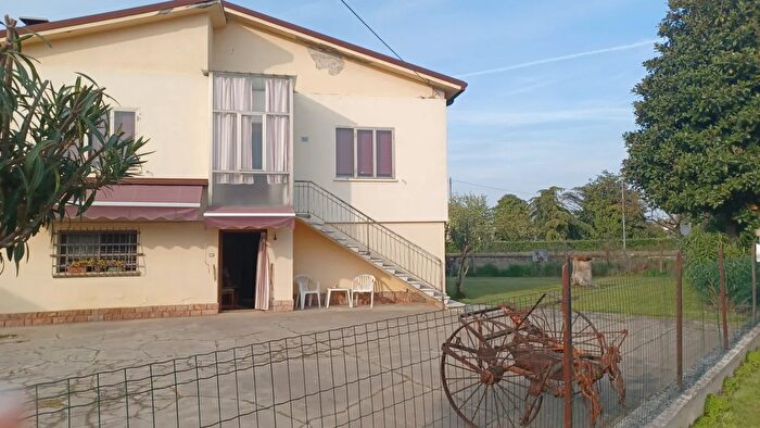 Casa con 11 locali in vendita in Castagnaro