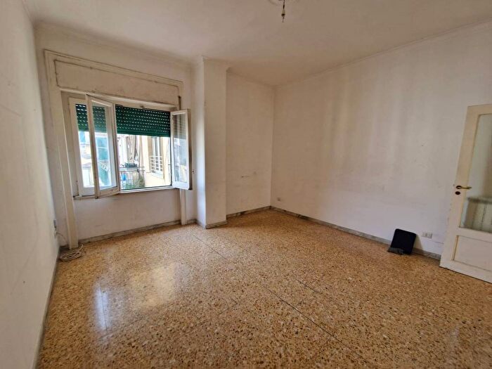 Appartamento trilocale in affitto in Piazza Camillo Benso di Cavour, Centro Storico, Napoli