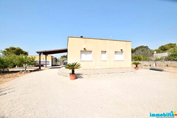 Casa con 6 locali in vendita in Oria