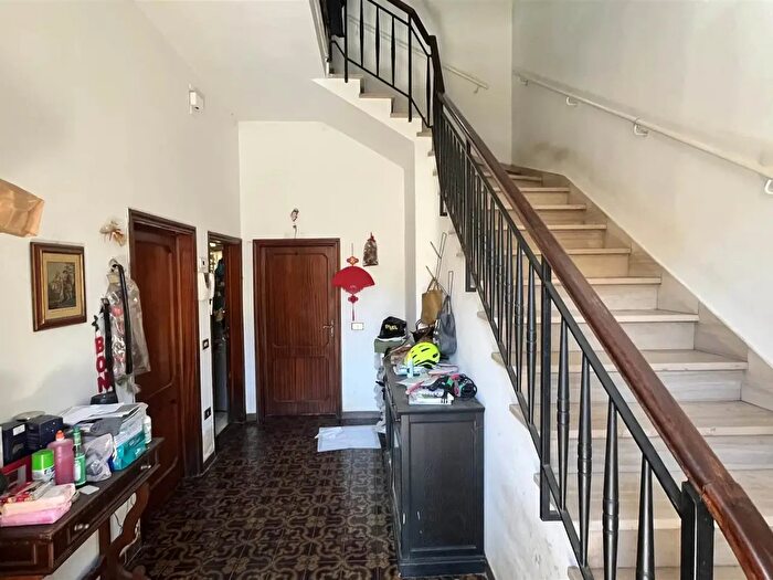 Casa con 7 locali in vendita in Prato
