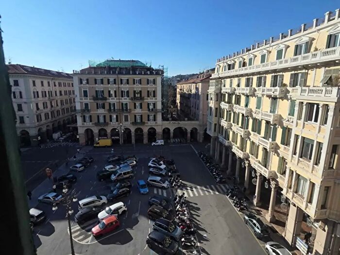 Appartamento con 5 locali in vendita in Piazza Goffredo Mameli, Savona