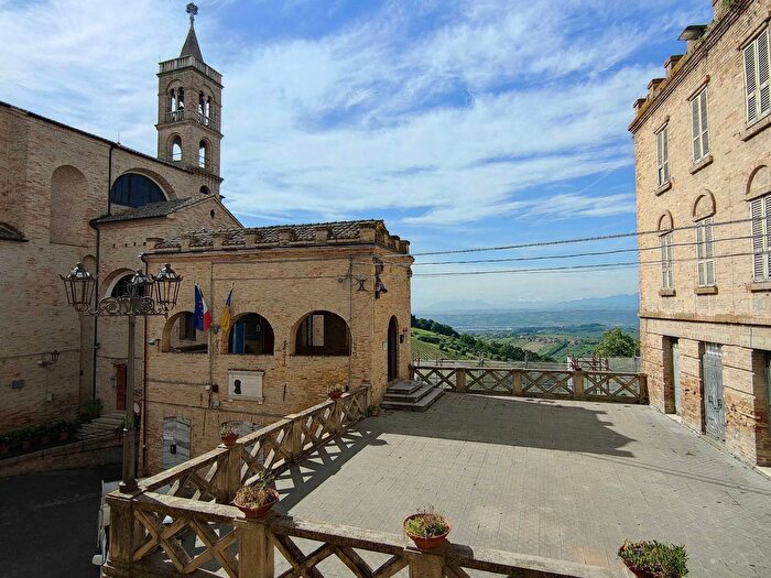 Appartamento con 7 locali in vendita in Via Marziale, Acquaviva Picena