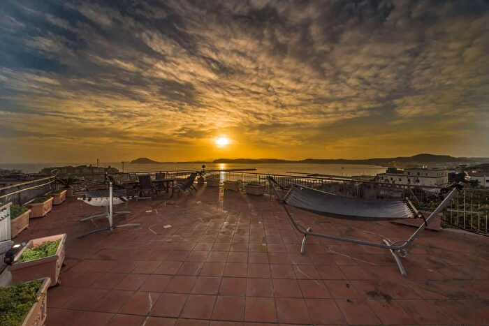 Appartamento con 10 locali in vendita in Via Diano Giacinto Pozzuoli, Pozzuoli