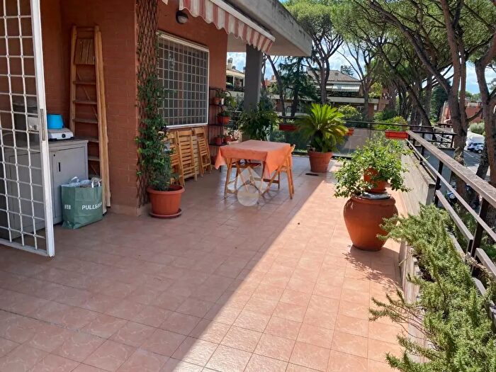 Appartamento trilocale in vendita in Via di Valle Alessandra, Roma