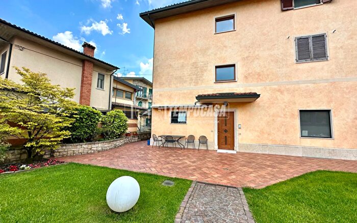 Casa con 8 locali in vendita in Via Martiri di Cefalonia, Villongo