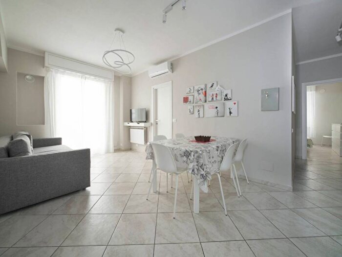 Appartamento trilocale in affitto in Via Vincenzo Bellini, Centro, Alassio