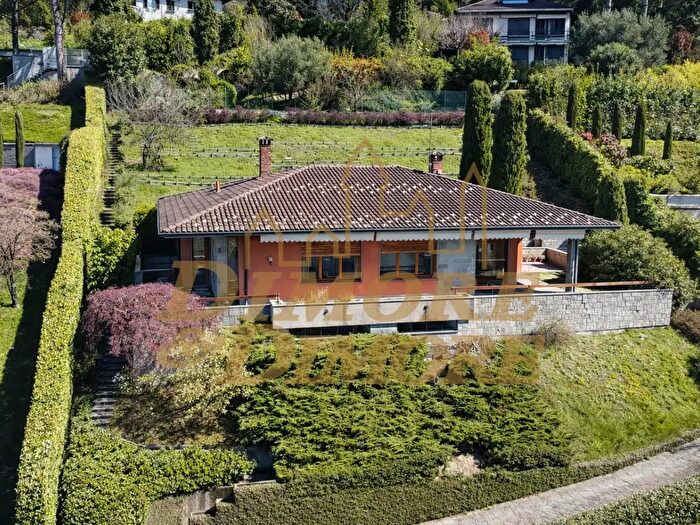 Casa con 10 locali in vendita in Via Ludovico Ariosto, Varese