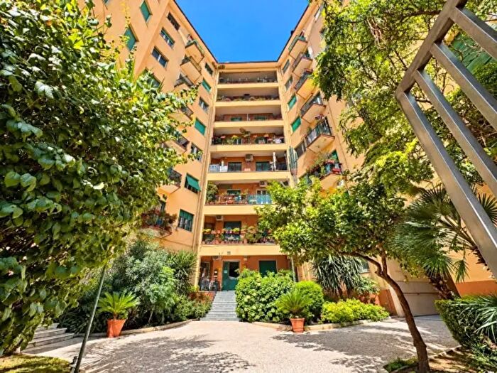 Appartamento con 5 locali in vendita in Via Gioacchino Rossini, Napoli