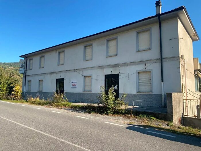 Casa con 10 locali in vendita in Via Roma, Gorzegno