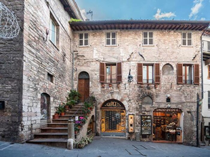 Appartamento con 6 locali in vendita in Via Pietro Metastasio, Assisi