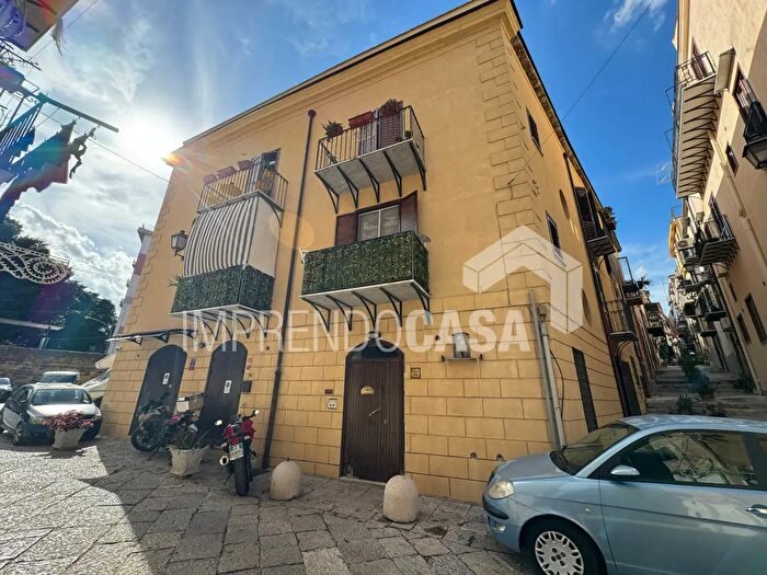 Appartamento trilocale in vendita in Via Carrettieri, Palermo
