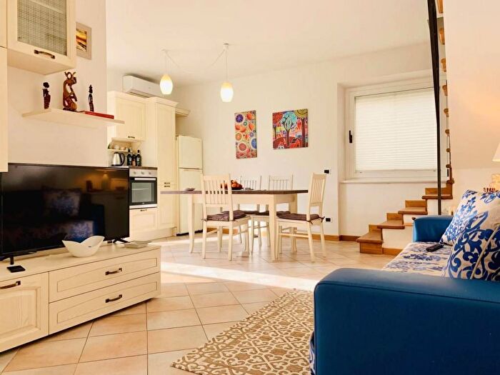 Appartamento quadrilocale in affitto in Viale Cristoforo Colombo, Lido di Camaiore, Camaiore