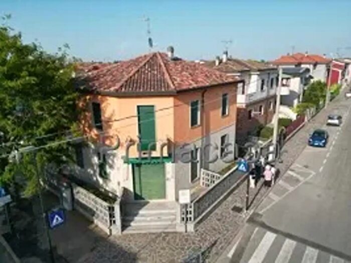 Casa con 8 locali in vendita in Via Garibaldi, Canneto Sull'Oglio