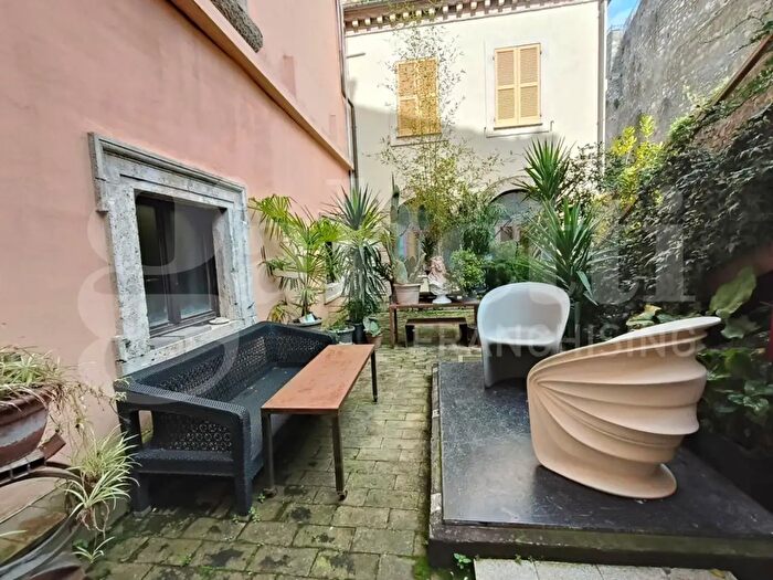 Appartamento con 9 locali in vendita in Via Duomo Snc, Amelia