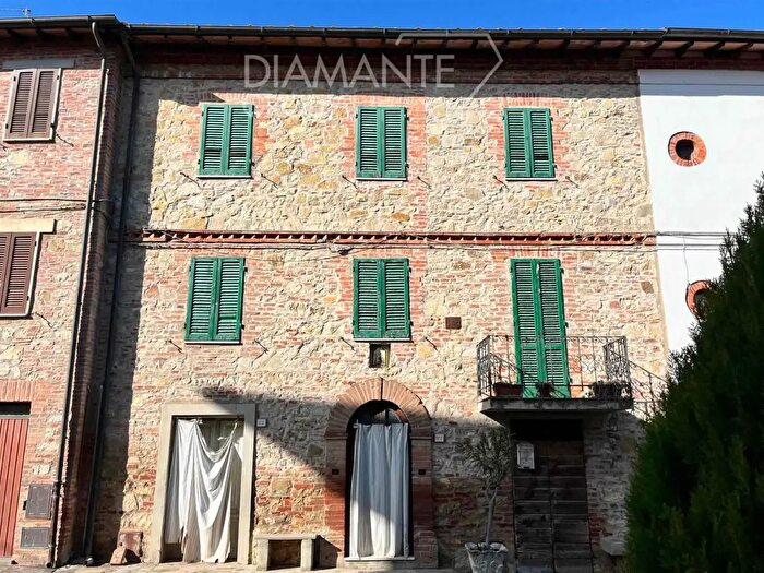 Casa con 6 locali in vendita in Castiglione Del Lago