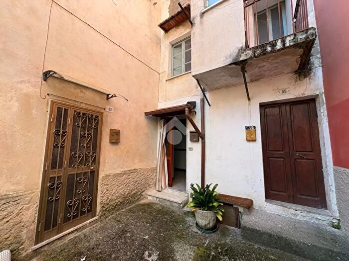 Casa quadrilocale in vendita in Via di Mezzo, Massa