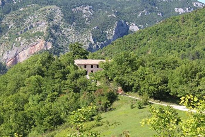 Casa con 6 locali in vendita in Acqualagna