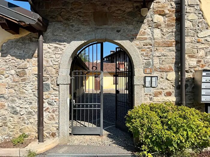 Appartamento bilocale in vendita in Via Santa Maria, Caprino Bergamasco