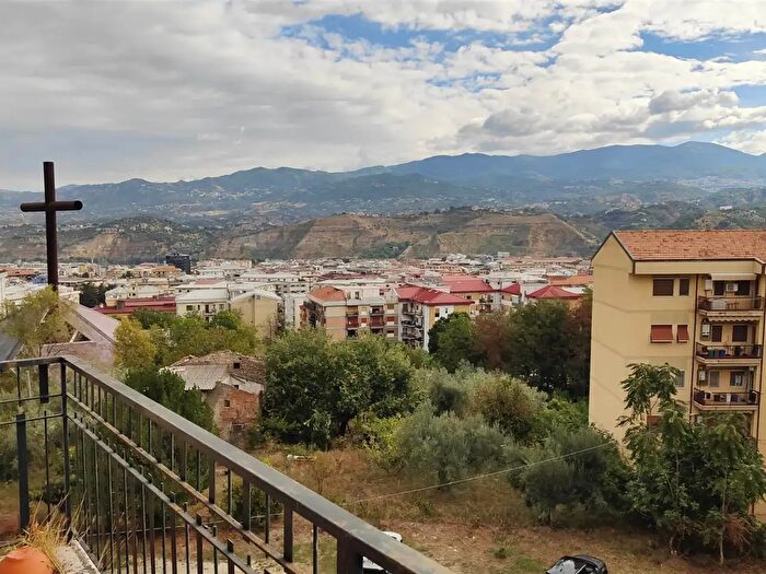 Appartamento con 5 locali in vendita in Via Gerolamo De Rada, Cosenza