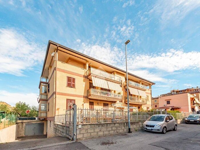 Appartamento trilocale in vendita in Via Vermicino, Borghesiana, Roma