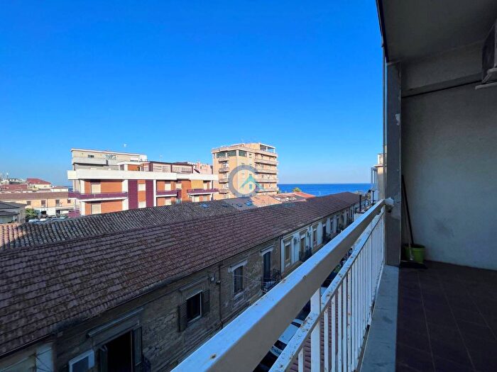 Appartamento quadrilocale in affitto in Catanzaro Lido, Catanzaro