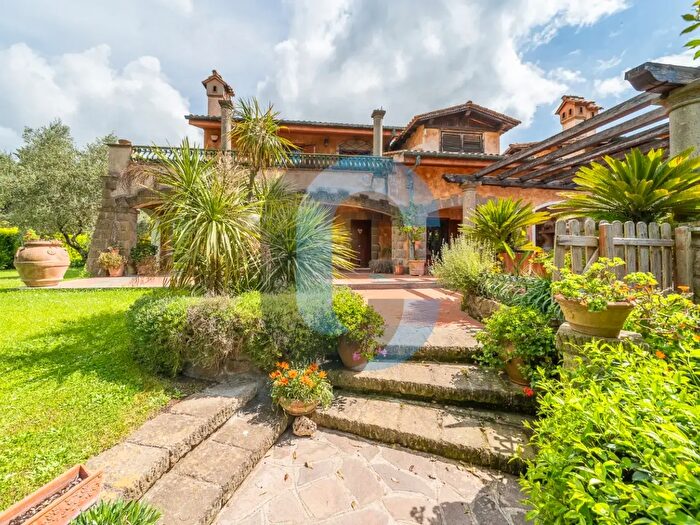 Casa con 10 locali in vendita in Via Frascati, Rocca Di Papa