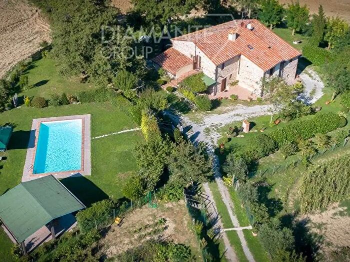 Casa con 9 locali in vendita in Radicofani
