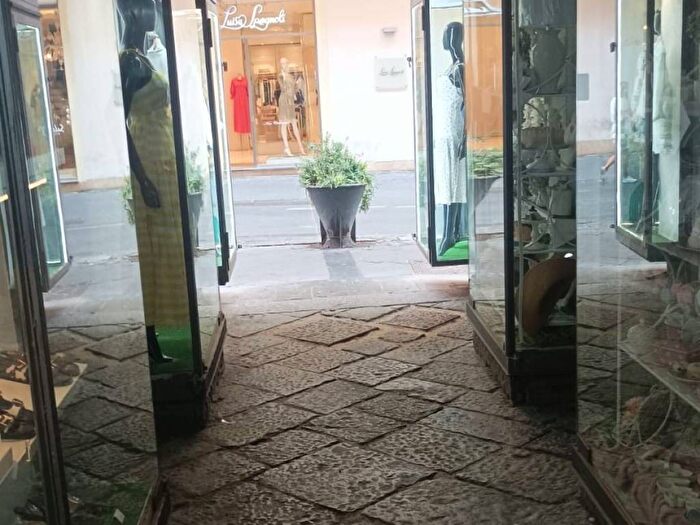 Appartamento trilocale in affitto in Via Chiaia, Monte di Dio, Napoli