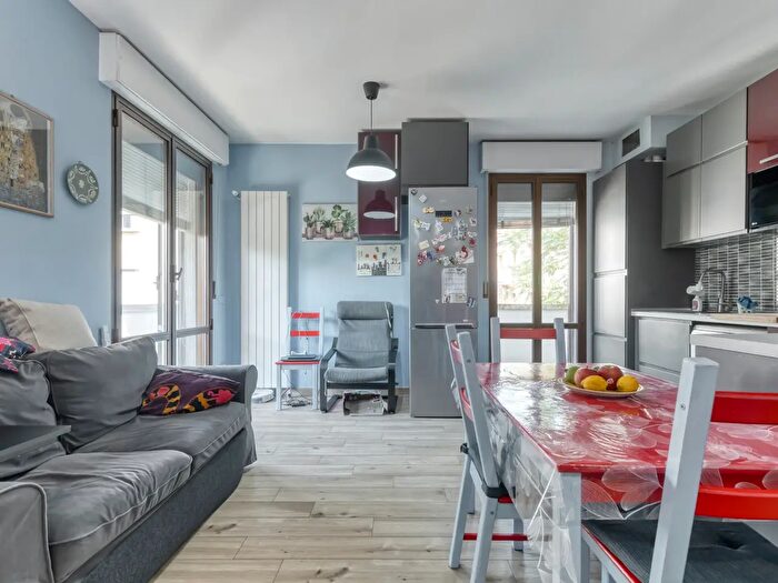 Appartamento trilocale in vendita in Via Alba, Bologna